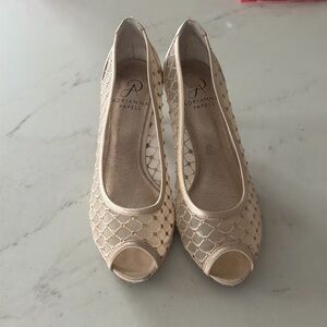 Gold dress shoe pumps, open toe